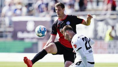 Archivbild: Uwe Anspach/dpa
Seit eineinhalb Jahren war Patrick Erras (links) für die Kieler nicht mehr am Ball.