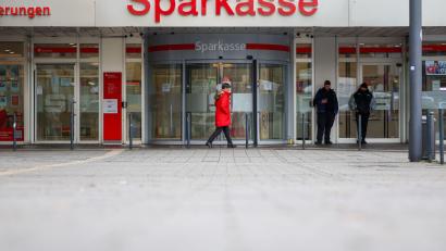 Bild: Christoph Reichwein/dpa
Erste Sparkassenkunden in Gelsenkirchen bekommen Dokumente aus ihren aufgebrochenen Schließfächern zurück. (Archivbild)