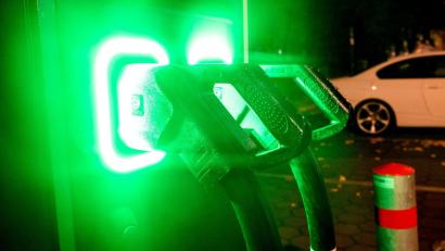 Bild: Daniel Bockwoldt/dpa
Die neue Förderung für E-Autos kann rückwirkend zum Jahresanfang beantragt werden