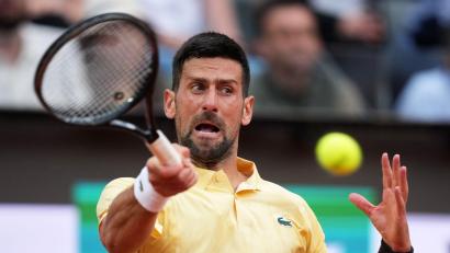 Bild: Andrew Medichini/AP/dpa
Verliert überraschend in Runde zwei: Novak Djokovic.