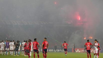 Bild: Fernando Vergara/AP/dpa
Fans von Medellin sorgen für den Spielabbruch.