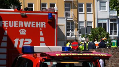 Bild: Sascha Ditscher/dpa
Rettungswagen, Polizisten und Polizeifahrzeuge stehen in der Nähe des Einsatzortes.