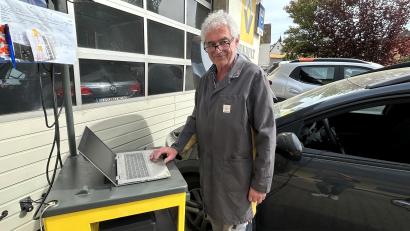 Bild: ck
Der Laptop ist längst ein wichtiges Werkzeug in jeder Autowerkstatt. Der Vohenstraußer Kfz-Meister und Autohändler Wolfgang Pröls ist seit 50 Jahren Mitglied der Kfz-Innung und wurde kürzlich mit dem Goldenen Unternehmerbrief ausgezeichnet.