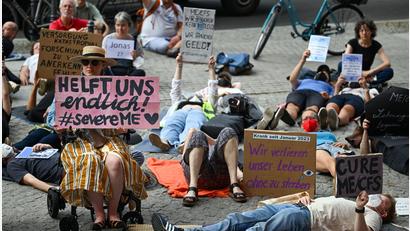 Bild: Soeren Stache/dpa
Demonstrieren im Liegen - ME/CFS-Betroffene wollen in mehreren Städten so wieder auf sich aufmerksam machen. (Archivbild)