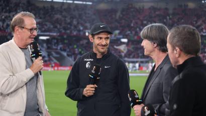 Bild: Philipp von Ditfurth/dpa
SC-Trainer Schuster (M.) trat vor dem Spiel am Donnerstagabend vor die Mikrofone.