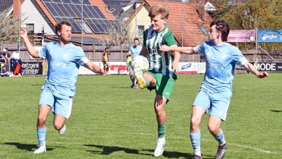 Bild: Gebert
Der SV Mitterteich empfängt am Samstag die SpVgg Oberkotzau. Das Bild zeigt eine Szene mit Christian Zimmermann (Mitte) in der Partie gegen den TSV Obernsees (2:0).