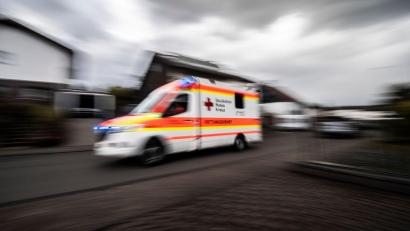 Bild: Boris Roessler/dpa
Eine Radfahrerin stirbt bei einem Unfall in Erlangen. (Symbolbild)
