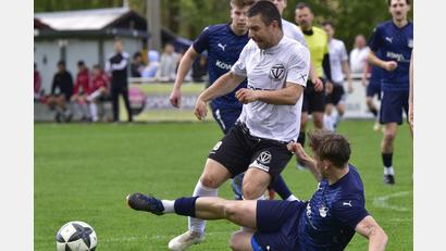 Bild: Hans Mark
Der TV Nabburg (weiß) und der SV Schwandorf-Ettmannsdorf II (blau) kämpfen in der Kreisliga West am letzten Spieltag im Fernduell um die Meisterschaft.