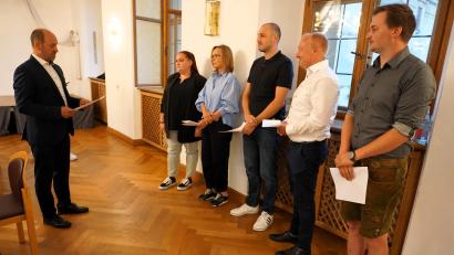 Bild: tra
Bürgermeister Hans Ram vereidigte die neuen Gemeinderäte Stefanie Blank, Silke Hammer, Thomas Ehrnsperger, Tobias Pritschet und Maximilian Wein (von links).