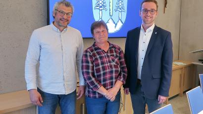 Bild: bsc
Bei der konstituierenden Sitzung des Friedenfelser Gemeinderats wurden (von links) Uwe Heider (CSU) zum Zweiten Bürgermeister und Lisa Rauh (Bündnis 90/Die Grünen) zur Dritten Bürgermeisterin gewählt. Bürgermeister Adrian Käß (rechts) gratulierte und freute sich auf die künftige Zusammenarbeit.