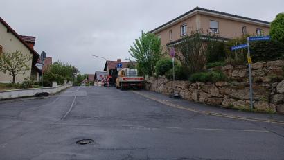 Bild: szl
Die Firma Markgraf beginnt am Montag mit der Sanierung der Fichtelgebirgsstraße. Die Arbeiten werden sich voraussichtlich bis Ende Juli hinziehen. Danach werden die Baumaschinen in der Anzensteinstraße (vorne) benötigt.