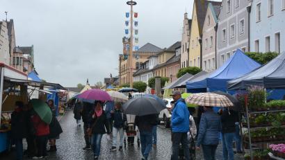 Bild: jr
Regenschirme waren das beherrschende Bild des Donnerstag-Wochenmarktes auf dem Kemnather Stadtplatz. 22 Fieranten sorgten für ein abwechslungsreiches Angebot heimischer und regionaler Produkte.