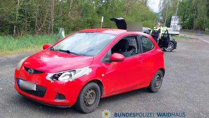 Bild: Bundespolizei
Am Donnerstagnachmittag hat die Bundespolizeiinspektion Waidhaus bei einer Grenzkontrolle in Eslarn einen gesuchten Verkehrssünder festgenommen.
