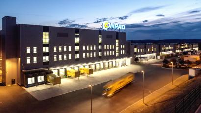 Archivbild: Conrad Electronic
Das Hirschauer Technikunternehmen Conrad Electronic (hier das Logistikzentrum in Wernberg) führt wieder einen gedruckten Katalog ein.