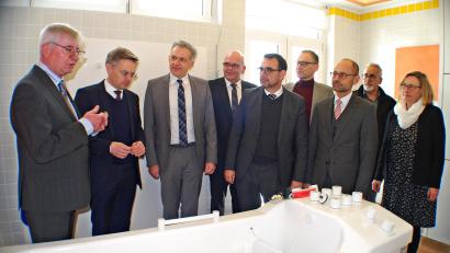Archivbild: enz
Der scheidende Werkleiter Gerhard Geiger (links) schwört auf die Radon-Therapie. Auch MdL Tobias Reiß und dem damaligen Staatssekretär Klaus Holitschek (Zweiter und Fünfter von links) erläuterte er sie bei einem Besuch vor sechs Jahren.