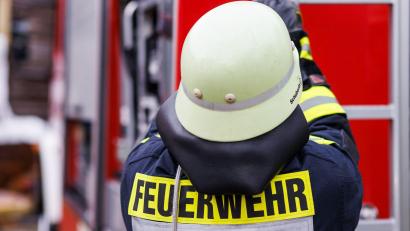 Bild: Philipp von Ditfurth/dpa
Feuerwehrleute müssen binnen weniger Tage mehrere kleinere Waldbrände in und um die Landeshauptstadt herum löschen. (Symbolbild)