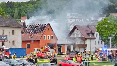 Bild: Reinhard Amann
Wegen Einsturzgefahr gestaltet sich die Suche nach der Brandursache im Feuerwehrhaus der Iffelsdorfer Feuerwehr in Untersteinbach als nicht ganz einfach.