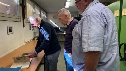 Bild: knz
Manfred Döbereiner, Richard Haberberger und Michael Suttner (von links) blättern in einem der Originalbände der Köstler-Chronik.