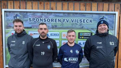 Bild: FV Vilseck 
Das Trainerteam des FV Vilseck präsentiert mit Fabian Bertelshofer (Zweiter von rechts) den ersten Neuzugang für die kommende Saison.