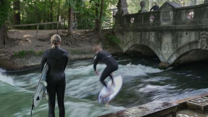 Bild: Ehsan Monajati/dpa
Die Surfer können sich freuen: Die Eisbachwelle ist wieder freigegeben.