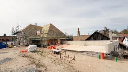 Bild: Gabi Schönberger
Der Gasthof "Zum Roten Ochsen" in Falkenberg ist seit einem Jahr eine große Baustelle. Der Rohbau ist nahezu abgeschlossen. Auf dem neuen Anbau (rechts) gibt es künftig eine Terrasse mit Zugang zum Saal und Blick auf die Burg. Im Frühjahr 2027 soll die Sanierung abgeschlossen sein.