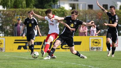 Bild: Dieter Jäschke
Der SC Kirchenthumbach (dunkle Trikots) und die SpVgg Trabitz müssen in die Relegation. Der SCK um Andreas Reisner um in der Kreisliga zu bleiben, Jonathan Bock und die SpVgg spielen um den Bezirksliga-Aufstieg. Trabitz gewann das Duell am letzten Spieltag mit 4:0.