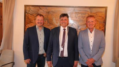 Bild: sne
Nach spannenden Wahlen stehen die Stellvertreter fest: Bürgermeister Edgar Knobloch (Mitte) mit seinen Stellvertretern Thomas Weiß (rechts) und Thomas Schopf (links).