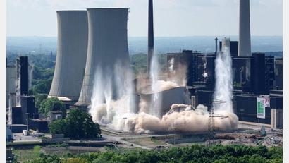 Bild: Henning Kaiser/dpa
Einstürzende Industriebauten: Zwei Kühltürme eines Kohlekraftwerks in Gelsenkirchen fallen bei einer Sprengung in sich zusammen