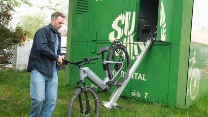 Bild: Hirsch
Der Geschäftsführer der Sunshine-Bikes-GmbH, Sebastian Bernhard, erklärt den Verleihvorgang an der Fahrradbox auf dem Schwandorfer Volksfestplatz.