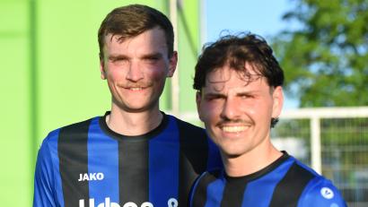 Bild: Gerhard Büttner
Zwei Niederbayern verlassen die Oberpfalz: Christoph Sibler (links) und Michael Lummer wurden am Freitag von der SpVgg SV Weiden verabschiedet.