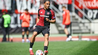 Bild: Daniel Karmann/dpa
Der vom FC Augsburg ausgeliehene Außenverteidiger Henri Koudossou zählte auch zu den verabschiedeten FCN-Profis. (Archivbild)