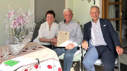 Bild: Stefanie Gradl
Bürgermeister Thorsten Grädler gratuliert dem Jubelpaar Elfriede und Franz Eschenwecker zur Eisernen Hochzeit.