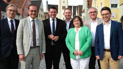 Bild: Hirsch
Sie stellten das neue Bündnis im Kreistag aus CSU, Freien Wählern und SPD vor (von links): Alexander Flierl, Tobias Ehrenfried, Thomas Ebeling, Benjamin Boml, Marianne Schieder, Richard Tischler und Peter Wein.