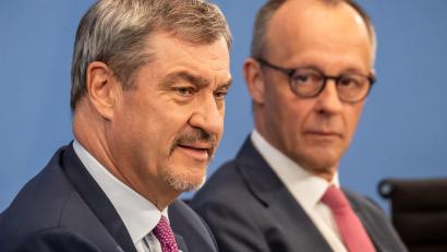 Bild: Michael Kappeler/dpa
Bayerns Ministerpräsident Markus Söder (l. CSU) bei einer Pressekonferenz mit Bundeskanzler Friedrich Merz (CDU) nach dem Koalitionsausschuss im April. (Archivbild)