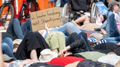 Bild: Pia Bayer/dpa
Anlass für die Demonstrationen ist der internationale Tag zur Aufklärung über die Krankheit am 12. Mai.