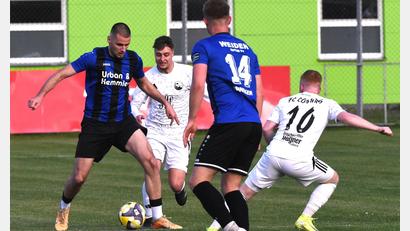 Bild: Gerhard Büttner
Jahi Sylejmani (links) traf zum 2:0 für die SpVgg SV Weiden. Am Ende siegte die Truppe von Michael Riester mit 5:0 gegen den FC Coburg.