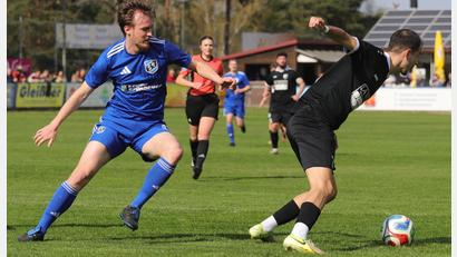 Archivbild: war
Das Fernduell des SV Etzenricht mit dem FC Tegernheim setzt sich fort. Hier eine Situation aus dem direkten Duell, das der FC für sich entscheiden konnte.