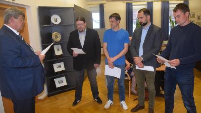 Bild: fz
Als neue Gemeinderäte werden Thomas Beutner, Andreas Bergler, Mathias Beutner und Ralf Teichmann von Bürgermeister Martin Schregelmann (von rechts) vereidigt.