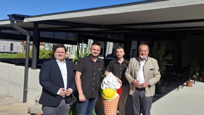 Bild: jua
Als Vertreter des Zweckverbands für das Freizeit- und Erholungszentrum Perschen übergaben die Bürgermeister Frank Zeitler (rechts) und Florian Reger (links) die neue Terrasse an die Inhaber des Lokals "La Piscina", die sie nun nutzen können.