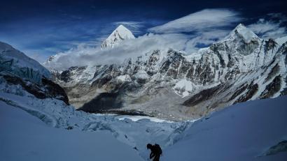 Bild: Pasang Rinzee Sherpa/AP/dpa
Ein Bergsteiger klettert zum Everest-Basislager ab. (Foto Archiv)