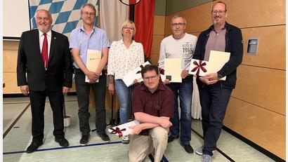 Bild: mma
Mit Urkunden und Geschenken dankt (von links) Bürgermeister Anton Peter den ehemaligen Gemeinderäten Michael Gurdan (CSU), Ute Lehmier (UWG), Thorsten Gugg (UWG), Heinz Haubner (UWG) und Manfred Schmidt (parteilos).