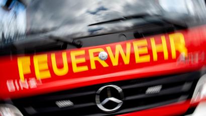 Bild: Hauke-Christian Dittrich/dpa
Feuerwehrleute können die Frau nur noch tot aus der Wohnung bergen. (Symbolbild)