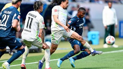 Bild: Uwe Anspach/dpa
Hoffenheims Bazoumana Touré (r.) macht Druck gegen Werder.