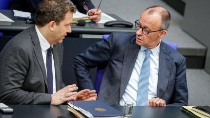 Bild: Kay Nietfeld/dpa
Bundeskanzler Friedrich Merz (r., CDU) und Vizekanzler Lars Klingbeil (SPD) treffen sich am Dienstag mit den Spitzen der Koalition zu Beratungen im Koalitionsausschuss.