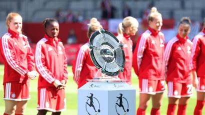 Bild: Karl-Josef Hildenbrand/dpa
Die Bayern-Frauen mit der Meisterschale.