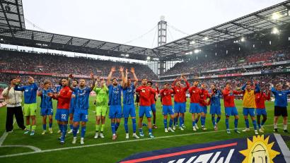 Bild: Ulrich Hufnagel/dpa
Die Heidenheimer feiern den Sieg mit ihren mitgereisten Fans.