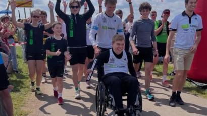 Bild: Christine Hollederer
Luca Bukenberger war beim Landkreislauf Amberg-Sulzbach im Rollstuhl mit dabei.