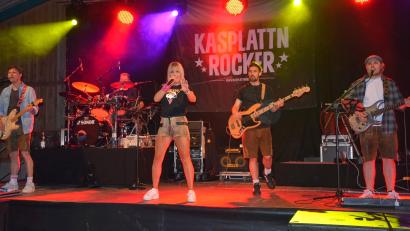 Bild: jr
Nach elfjähriger Pause gastierten am Samstagabend die Kasplattnrocker, mit Sängerin Bianca aus Niederbayern beim 22. Hallenfest in Pleußen.