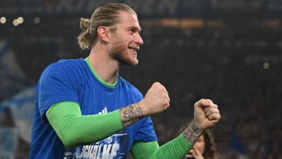 Bild: Bernd Thissen/dpa
Vaterfreuden nach dem Aufstieg mit dem FC Schalke: Loris Karius. (Archivbild)
