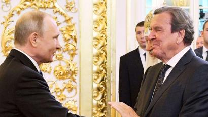 Bild: Alexei Druzhinin/POOL SPUTNIK KREMLIN via AP/dpa
Putin und Schröder gelten als langjährige Freunde. (Archivbild)